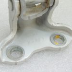 Toyota Yaris IV XP210 HEV White 089 Durvju eņģe aizmugurējā labā augšējā 687500H010v