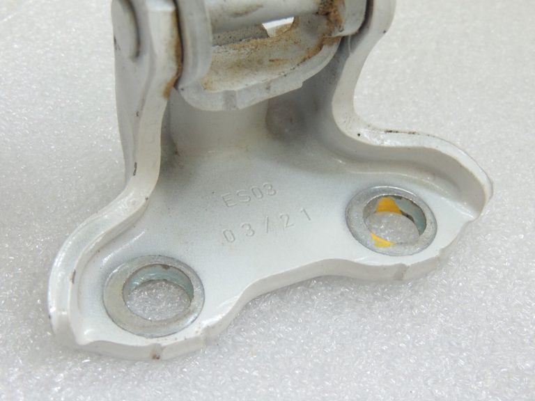 Toyota Yaris IV XP210 HEV White 089 Durvju eņģe aizmugurējā labā augšējā 687500H010v