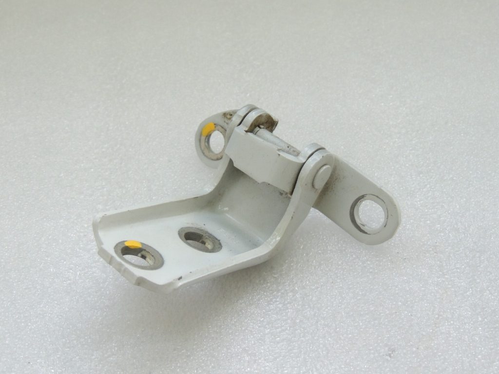 Toyota Yaris IV XP210 HEV White 089 Durvju eņģe aizmugurējā labā apakšējā 687700H010