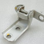 Toyota Yaris IV XP210 HEV White 089 Durvju eņģe aizmugurējā labā apakšējā 687700H010