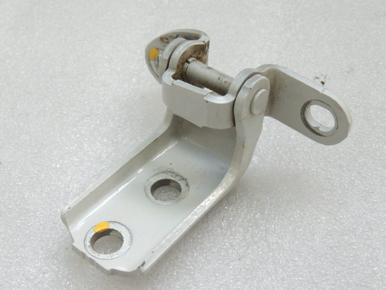 Toyota Yaris IV XP210 HEV White 089 Durvju eņģe aizmugurējā labā apakšējā 687700H010
