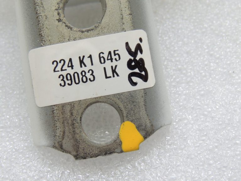 Toyota Yaris IV XP210 HEV White 089 Durvju eņģe aizmugurējā labā apakšējā 687700H010