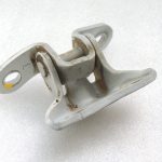 Toyota Yaris IV XP210 HEV White 089 durvju eņģes priekšējā kreisā apakšējā daļa 6874002050