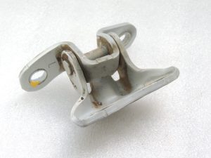 Toyota Yaris IV XP210 HEV White 089 durvju eņģes priekšējā kreisā apakšējā daļa 6874002050