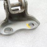 Toyota Yaris IV XP210 HEV White 089 durvju eņģes priekšējā kreisā apakšējā daļa 6874002050