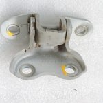 Toyota Yaris IV XP210 HEV White 089 durvju eņģes priekšējā kreisā apakšējā daļa 6874002050