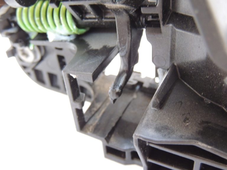 Toyota Yaris IV XP210 Aizmugures kreiso durvju roktura rāmis 69204-K0020 69204K0020