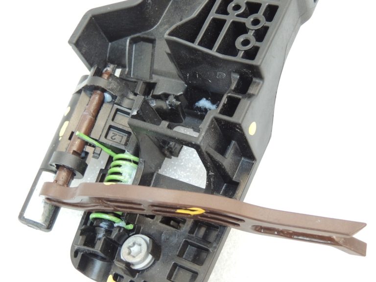 Toyota Yaris IV XP210 Aizmugures kreiso durvju roktura rāmis 69204-K0020 69204K0020