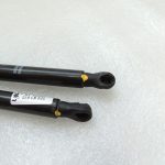 Toyota Yaris IV XP210 aizmugurējo durvju gāzes statņu komplekts 68950-K0020
