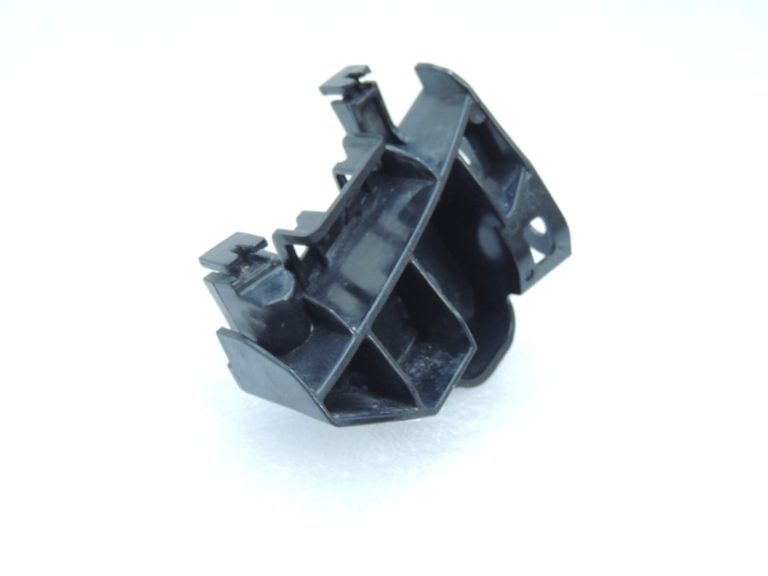 Toyota Yaris IV XP210 Aizmugurējā bampera balsta kronšteins labajā pusē 52155-K0010