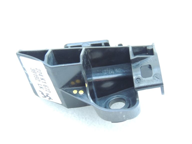 Toyota Yaris IV XP210 Aizmugurējā bampera balsta kronšteins labajā pusē 52155-K0010