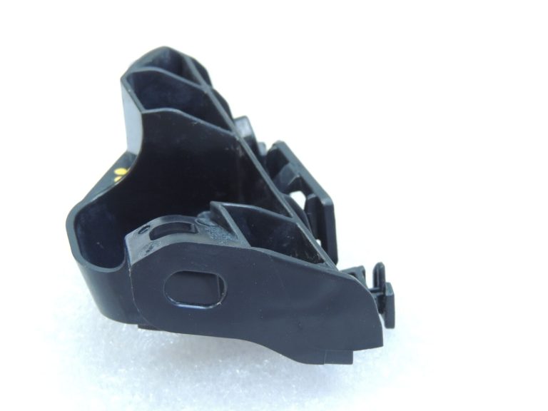 Toyota Yaris IV XP210 Aizmugurējā bampera balsta kronšteins labajā pusē 52155-K0010