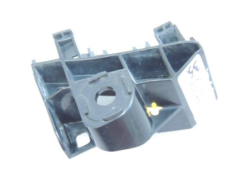 Toyota Yaris IV XP210 Aizmugurējā bampera balsta kronšteins labajā pusē 52155-K0010
