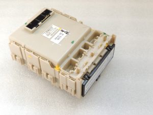 Toyota Avensis T27 interior fuse control unit 82730-05750 82730-05720