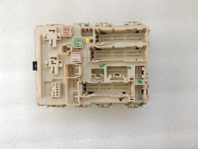 Toyota Avensis T27 salona drošinātāju vadības bloks 82730-05750 82730-05720