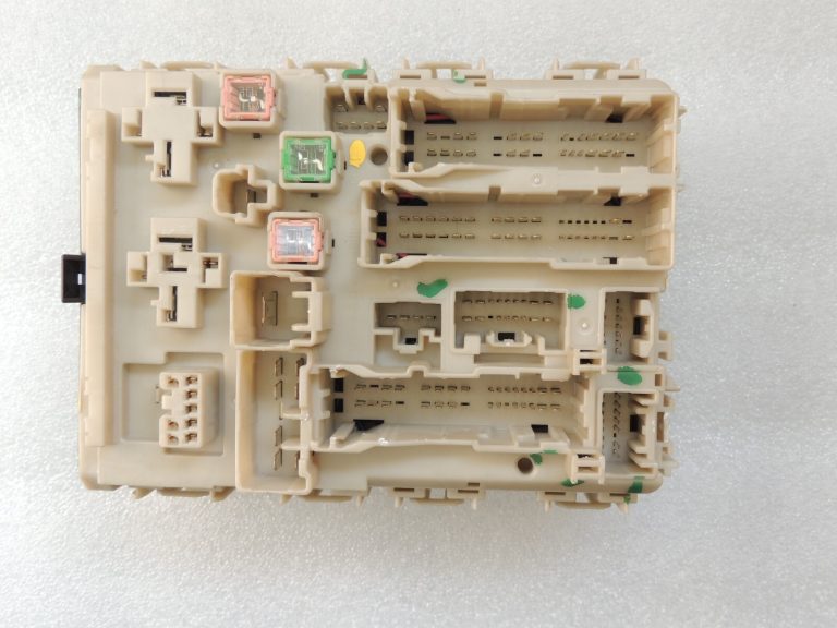 Toyota Avensis T27 salona drošinātāju vadības bloks 82730-05750 82730-05720