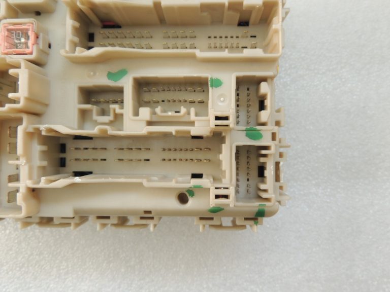 Toyota Avensis T27 salona drošinātāju vadības bloks 82730-05750 82730-05720