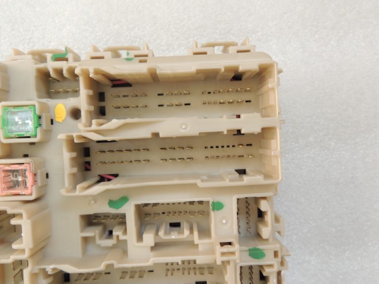Toyota Avensis T27 salona drošinātāju vadības bloks 82730-05750 82730-05720