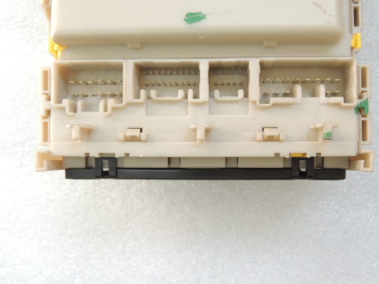 Toyota Avensis T27 salona drošinātāju vadības bloks 82730-05750 82730-05720
