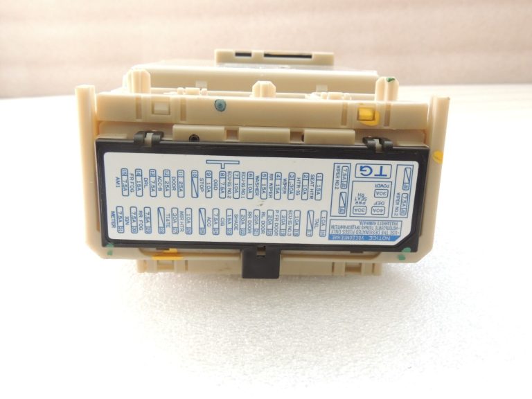 Toyota Avensis T27 salona drošinātāju vadības bloks 82730-05750 82730-05720