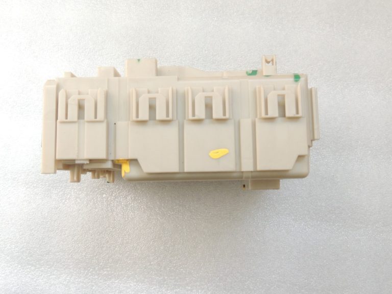 Toyota Avensis T27 salona drošinātāju vadības bloks 82730-05750 82730-05720