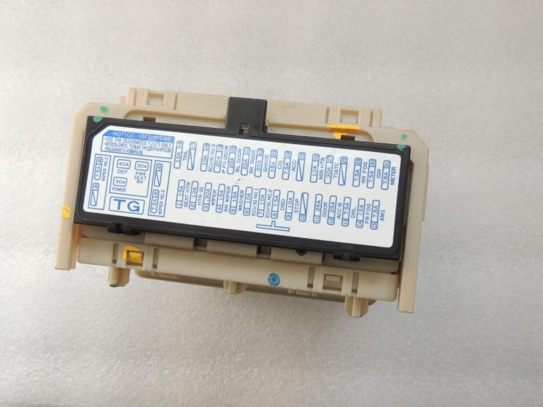 Toyota Avensis T27 salona drošinātāju vadības bloks 82730-05750 82730-05720