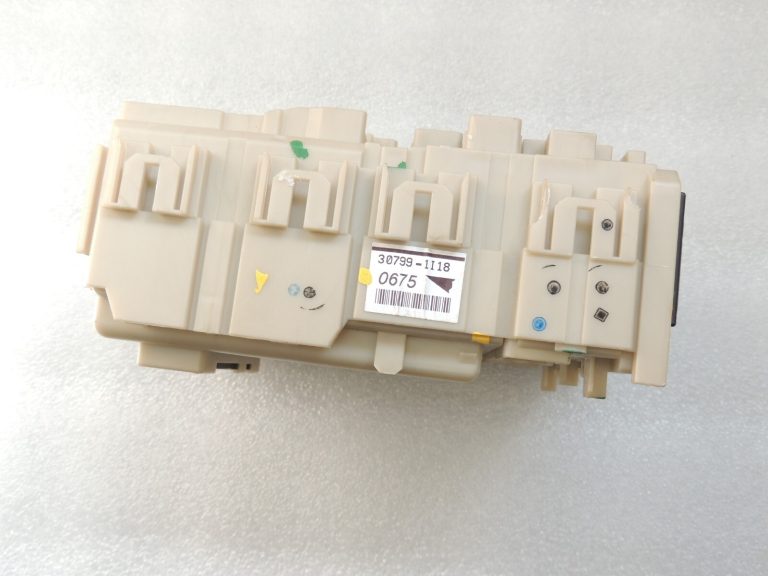 Toyota Avensis T27 salona drošinātāju vadības bloks 82730-05750 82730-05720