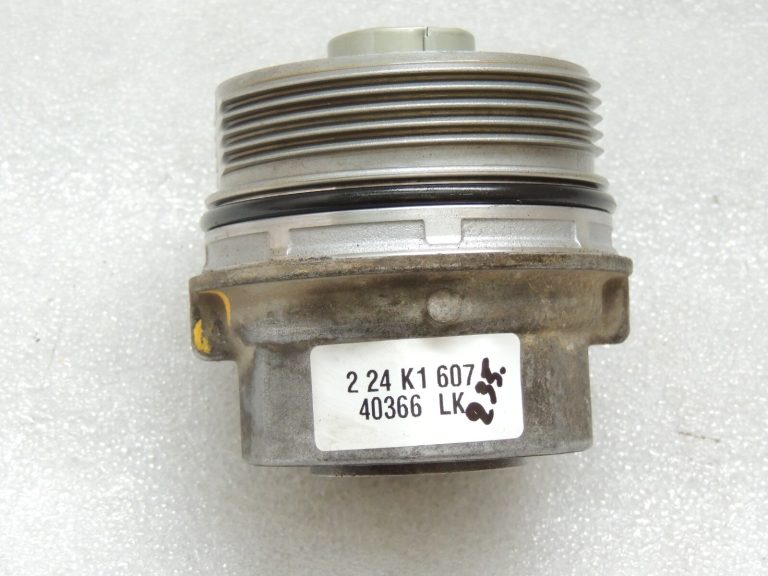 Toyota Yaris P13 1.5 16V 2NRFKE 82kw Eļļas filtra korpuss 15620-40030