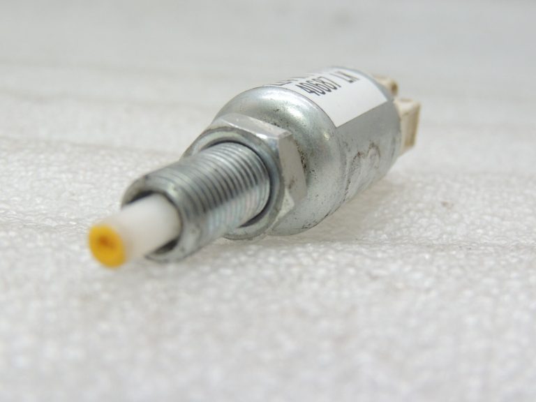 Oriģināls Toyota Hilux VII 2KD-FTV Sajūga pedāļa sensors 88280-42010 8828042010