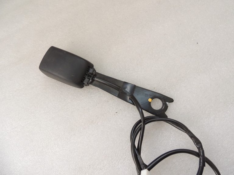 Toyota Hilux VII Priekšējā labās drošības jostas sprādze 73230-0K030-C0 73230-0K030