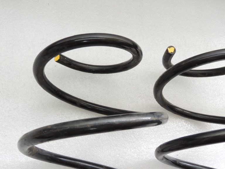 Mitsubishi Outlander III 2.0 PHEV Priekšējās piekares atsperu komplekts 4040A345