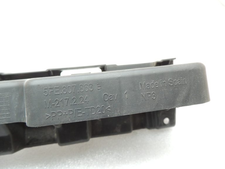 Seat Cupra Leon KL8 Sportstourer aizmugurējā bampera kronšteina centrs 5FE807863B