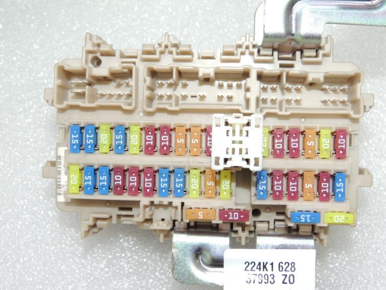 Nissan Qashqai J11 1.3 DIG-T drošinātāju kārbas vadības bloks 243504EB0C