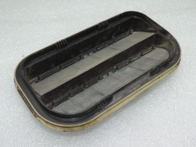 Ford Kuga I Aizmugurējā ventilācijas restīte 4858452 YF1A-54280B62-AE