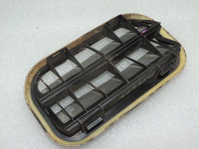 Ford Kuga I Aizmugurējā ventilācijas restīte 4858452 YF1A-54280B62-AE