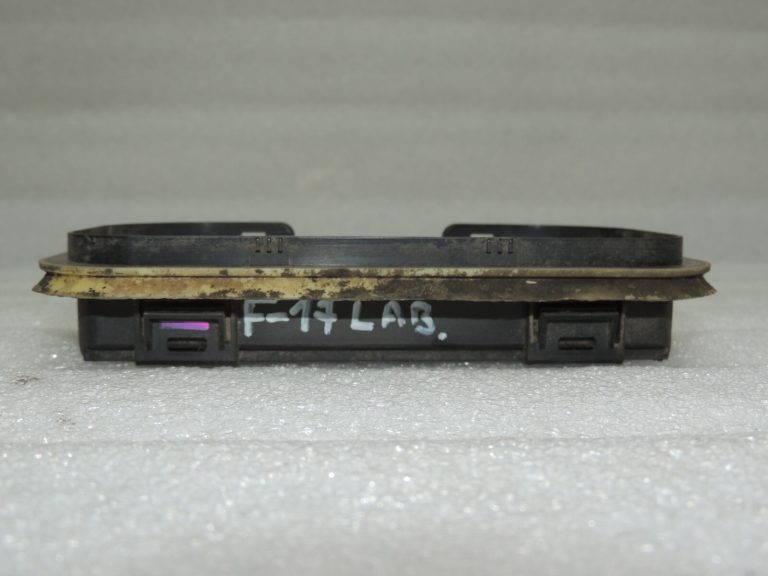 Ford Kuga I Aizmugurējā ventilācijas restīte 4858452 YF1A-54280B62-AE
