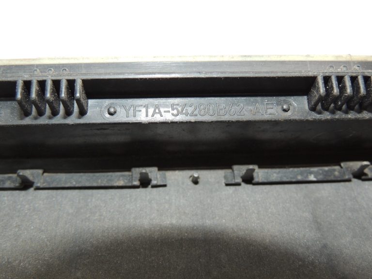 Ford Kuga I Aizmugurējā ventilācijas restīte 4858452 YF1A-54280B62-AE