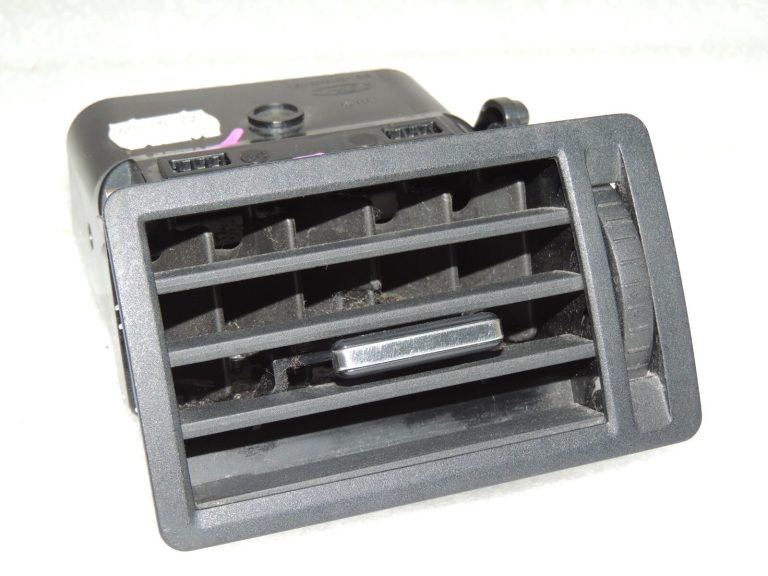 Ford Kuga I Priekšējā ventilācijas atvere 1751124 3M51-R018B08-AG3ZHE