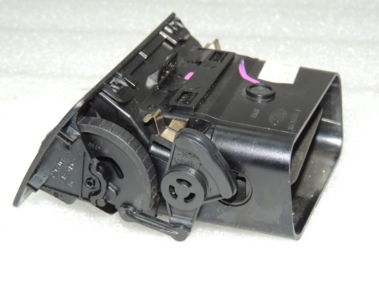 Ford Kuga I Priekšējā ventilācijas atvere 1751124 3M51-R018B08-AG3ZHE