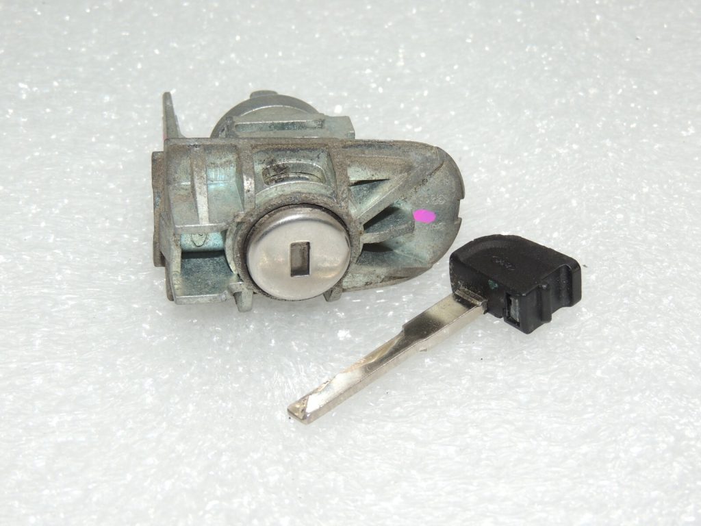 Ford Kuga I C394 Aizdedzes slēdzene ar atslēgu komplektu 5133983 1552849