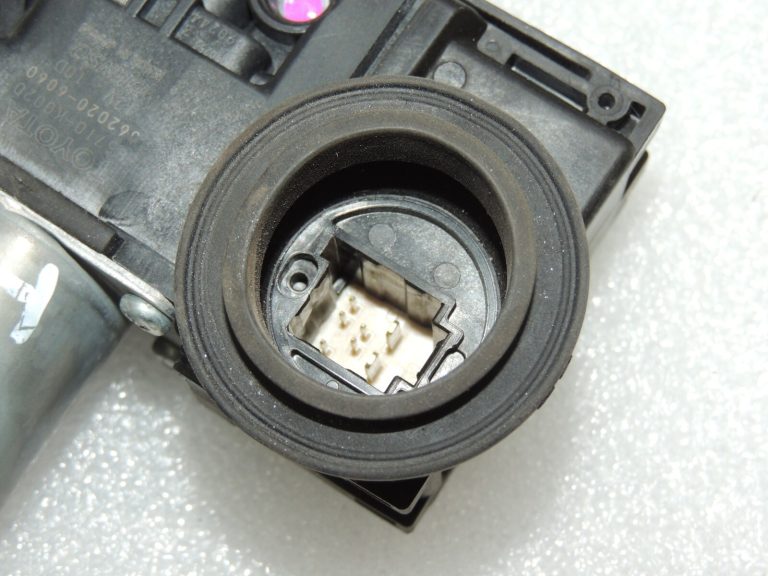 Toyota Yaris IV priekšējais labās puses elektrisko logu motors 85710K0020