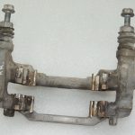 Toyota Yaris IV Aizmugurējais kreisais bremžu suporta kronšteins 47822K9000
