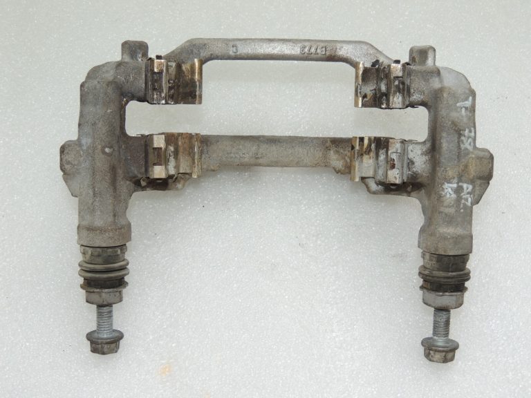 Toyota Yaris IV Aizmugurējais bremžu suporta kronšteins, labais 47821K9000