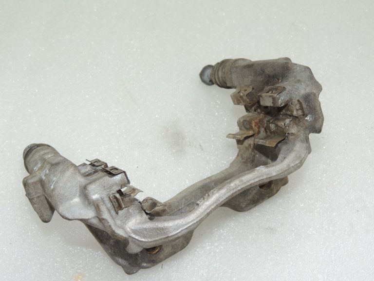 Toyota Yaris IV Aizmugurējais bremžu suporta kronšteins, labais 47821K9000