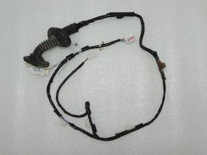 Toyota Yaris IV 1.5 HEV 68kW Aizmugurējo durvju elektroinstalācijas siksna aizmugurējā kreisā 82154K0180