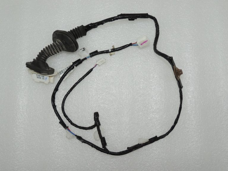 Toyota Yaris IV 1.5 HEV 68kW Aizmugurējo durvju elektroinstalācijas siksna aizmugurējā kreisā 82154K0180