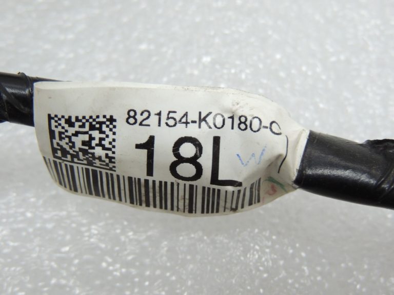 Toyota Yaris IV 1.5 HEV 68kW Aizmugurējo durvju elektroinstalācijas siksna aizmugurējā kreisā 82154K0180