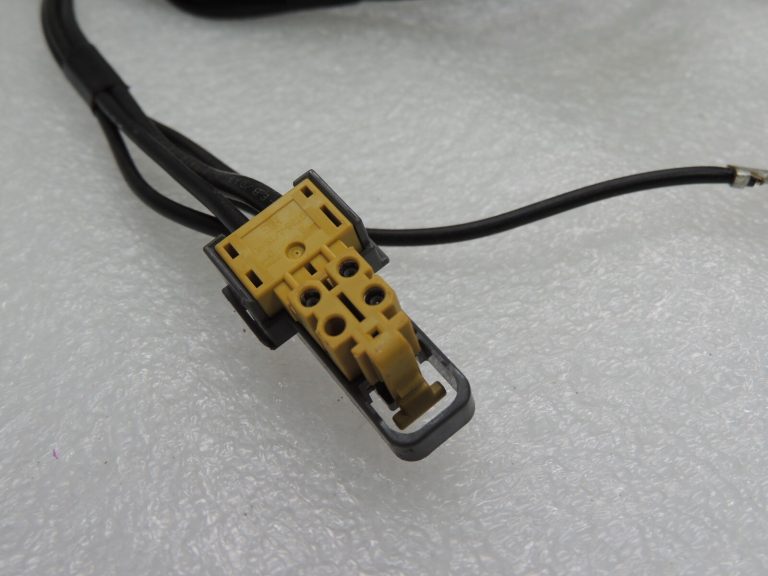 Toyota Yaris IV 1.5 HEV 68kW antenas vadu instalācija 86101K0320