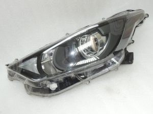 Toyota Yaris IV priekšējais kreisais lukturis 81106K0060