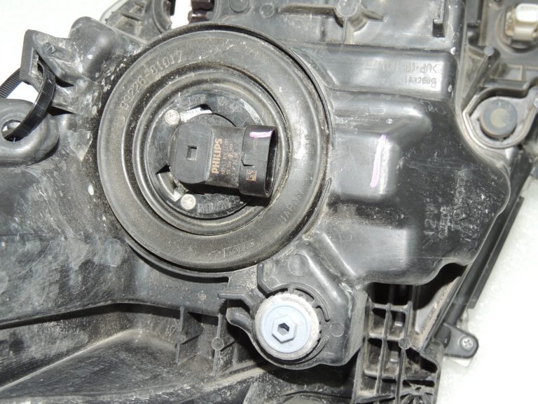 Toyota Yaris IV priekšējais kreisais lukturis 81106K0060